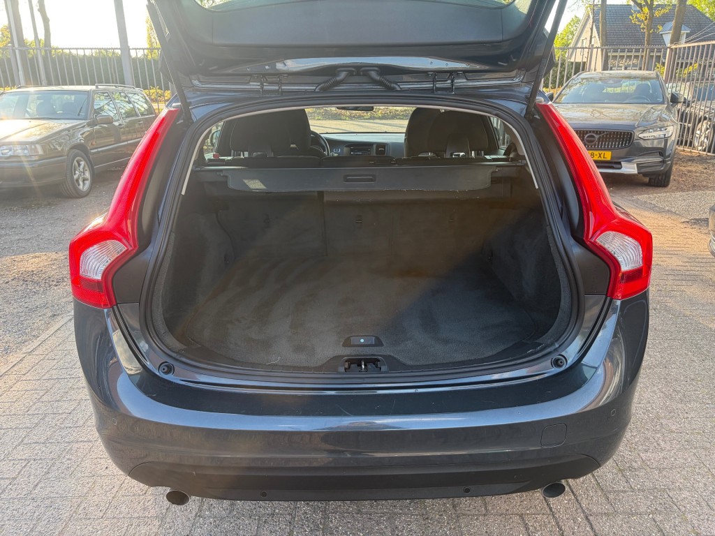 VOLVO-V60-T4 Momentum