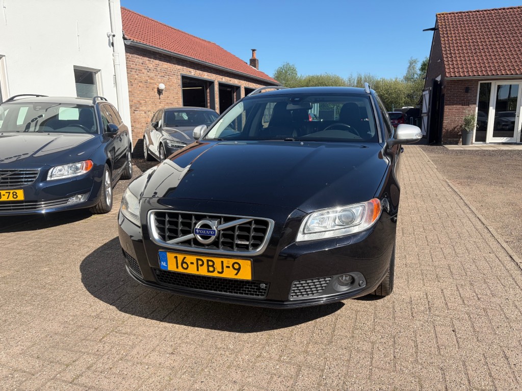 VOLVO-V70-2.0T R-design