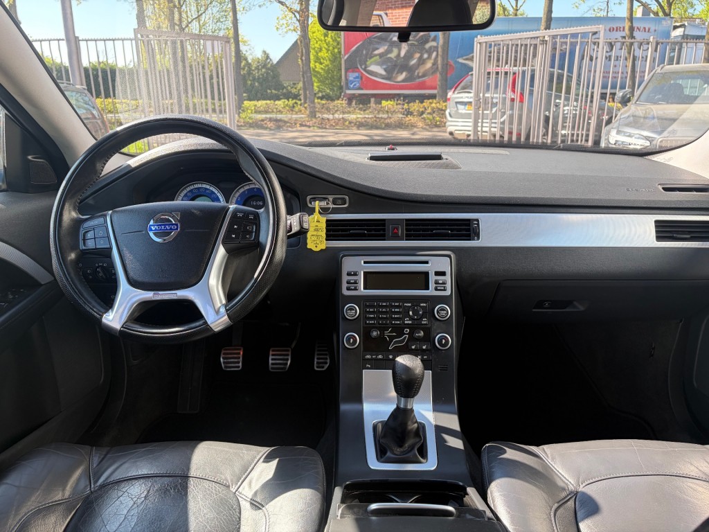 VOLVO-V70-2.0T R-design