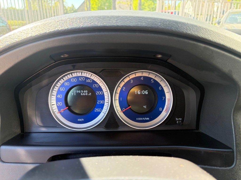 VOLVO-V70-2.0T R-design