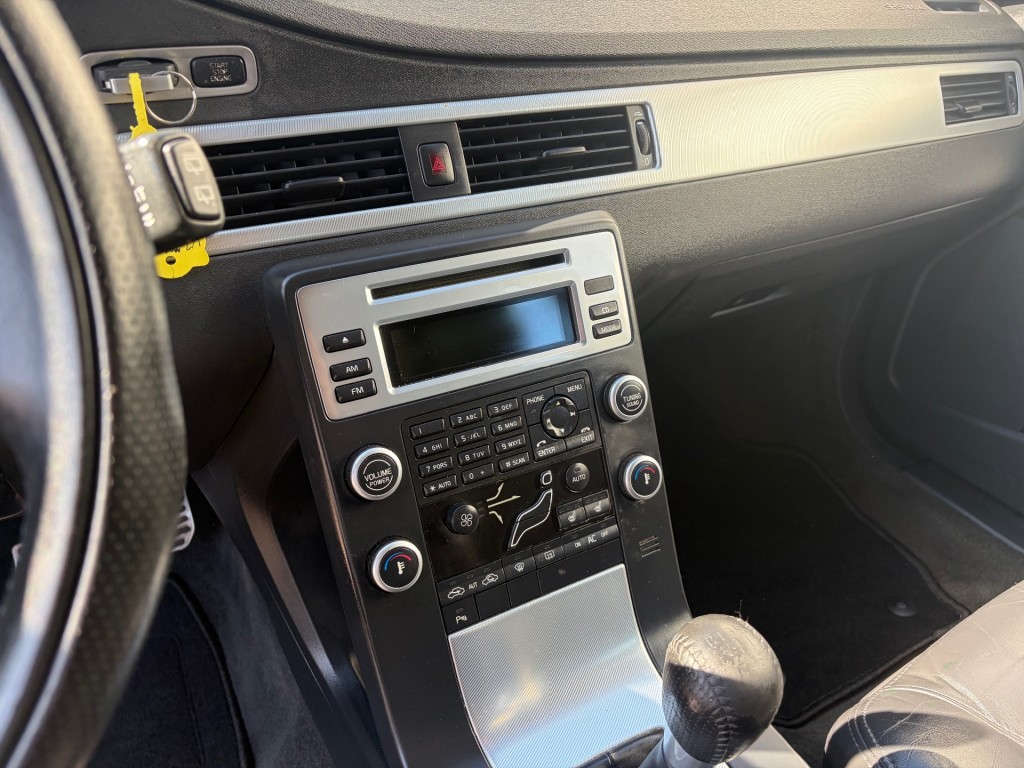 VOLVO-V70-2.0T R-design