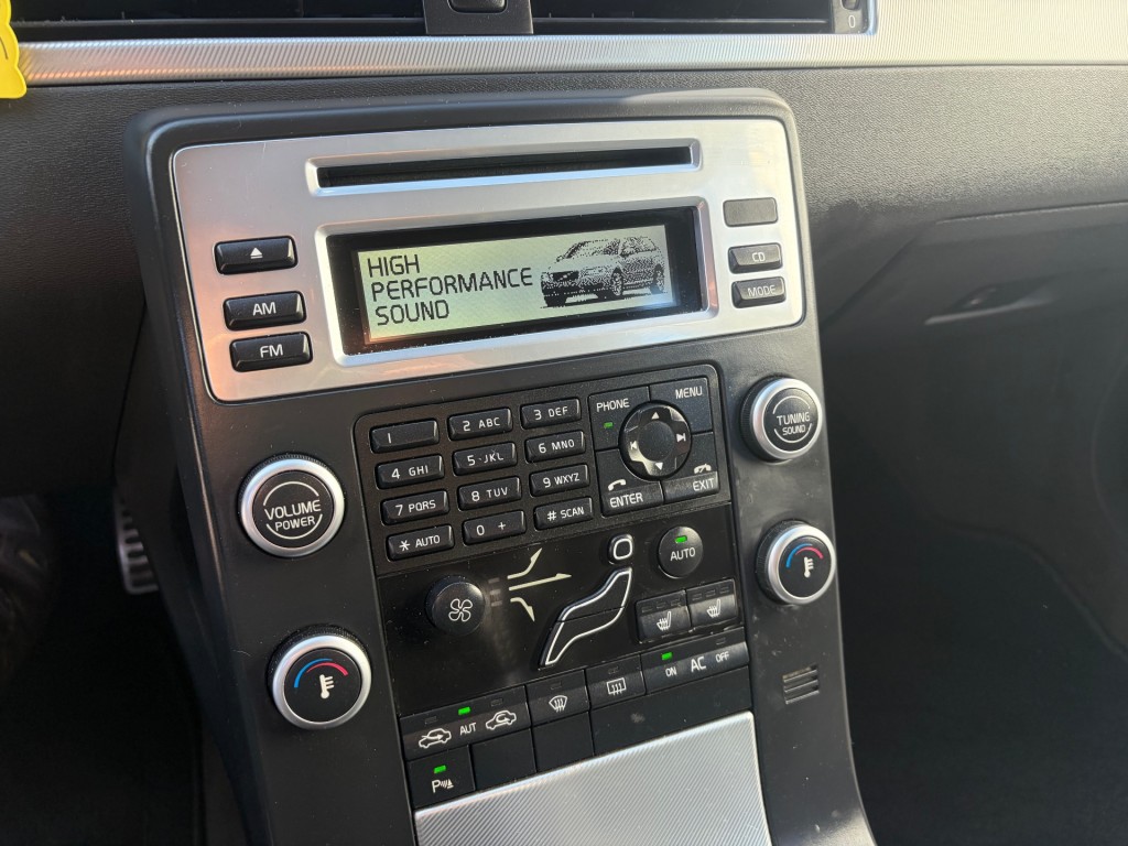 VOLVO-V70-2.0T R-design