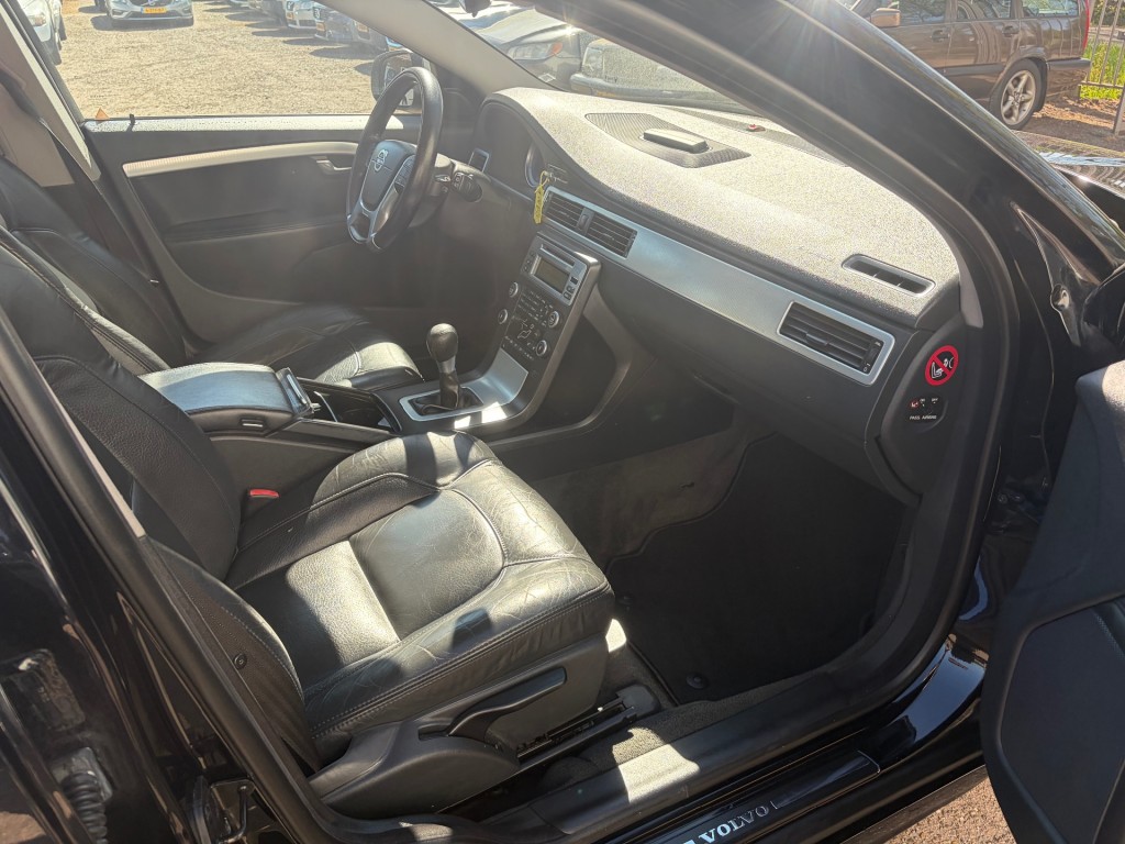 VOLVO-V70-2.0T R-design