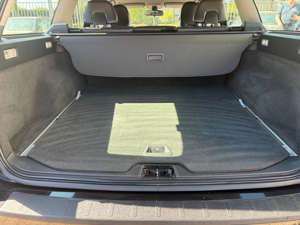 VOLVO-V70-2.0T R-design