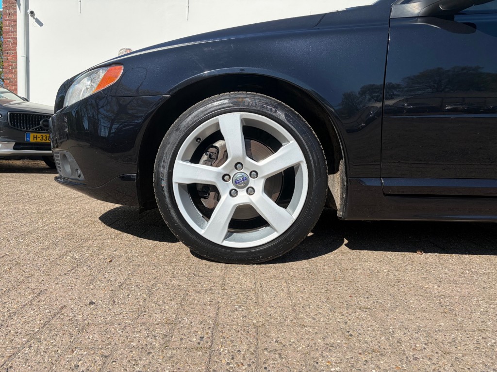 VOLVO-V70-2.0T R-design