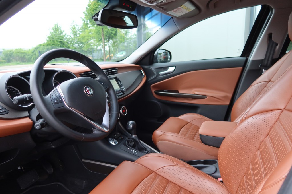 ALFA ROMEO-GIULIETTA-1.4 T Exclusive AUTOMAAT 170pk Clima, NAVI, Bruin Leder, 40.000km NAP