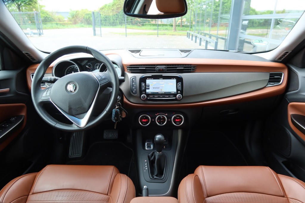 ALFA ROMEO-GIULIETTA-1.4 T Exclusive AUTOMAAT 170pk Clima, NAVI, Bruin Leder, 40.000km NAP