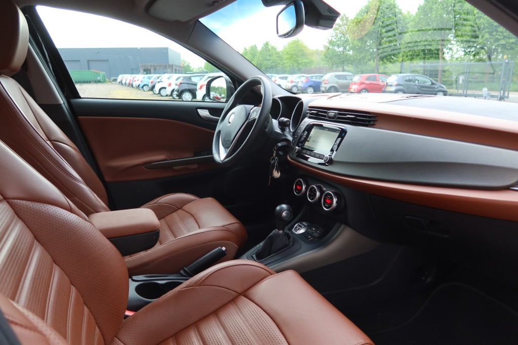 ALFA ROMEO-GIULIETTA-1.4 T Exclusive AUTOMAAT 170pk Clima, NAVI, Bruin Leder, 40.000km NAP