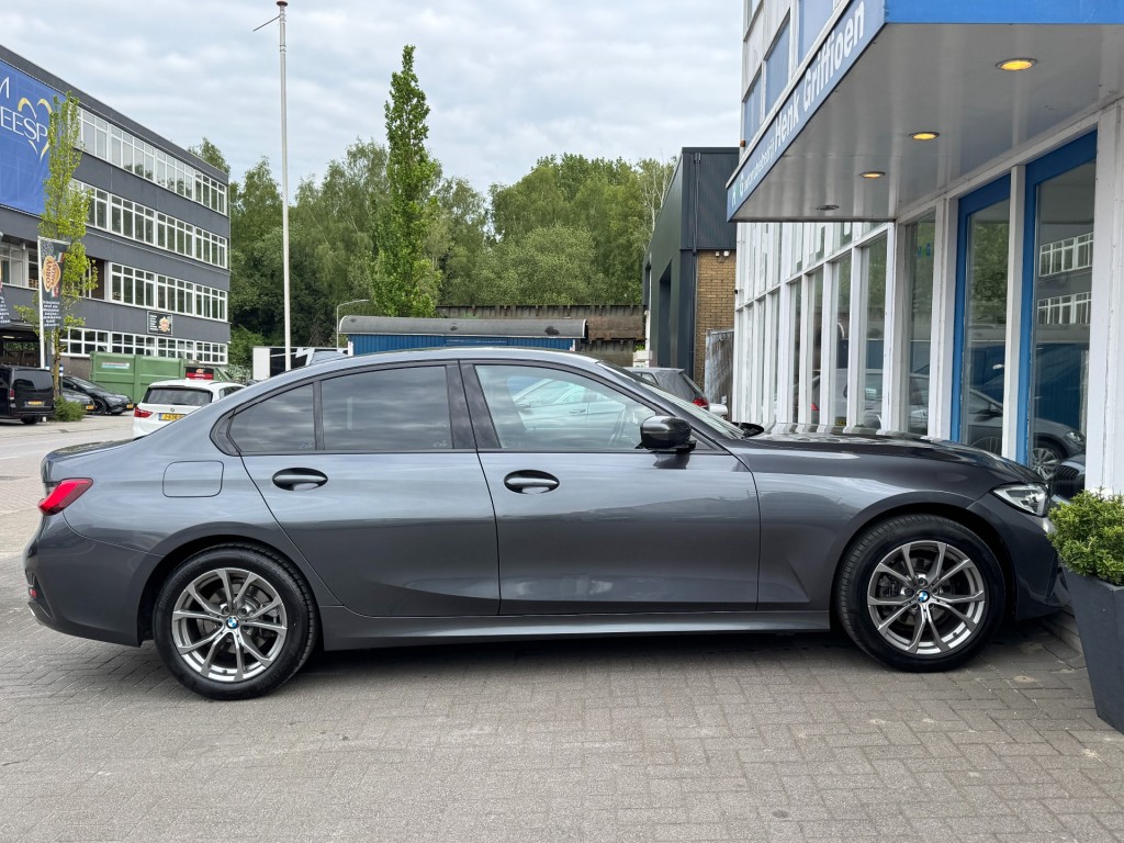 BMW-3-SERIE-318i Executive Edition Sport Line I LED I Carplay I Sportstoelen