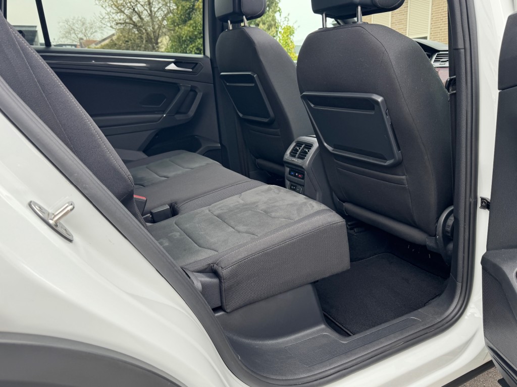 VOLKSWAGEN-TIGUAN ALLSPACE-1.5 TSI R-line DSG 7-Persoons Panoramadak