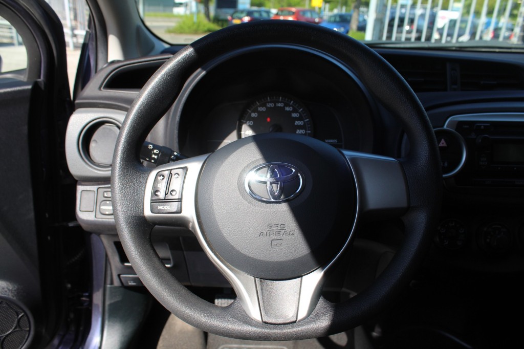 TOYOTA-YARIS-1.0 VVT-i Tendance/ Airco/ Nette Auto /Weinig Kilometers!!