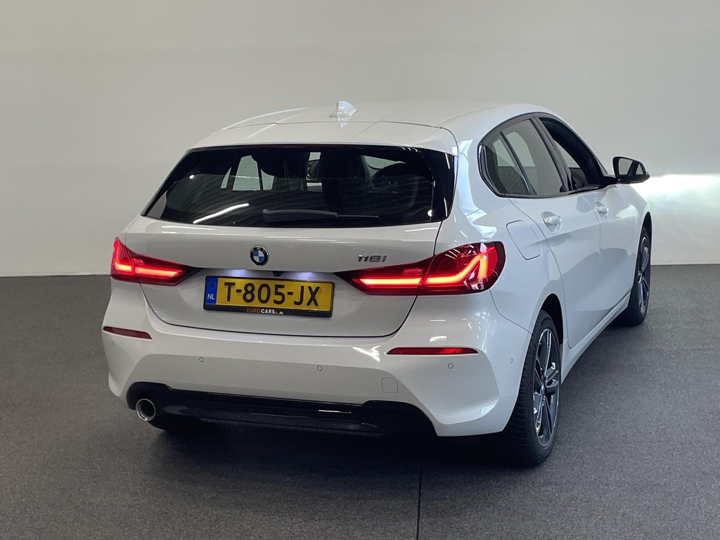BMW-1-SERIE-118i Sportline Business Edition Automaat Navigatie Apple Carplay/Android Auto Camera Parkeersensoren Cruise Control Virtual Cock