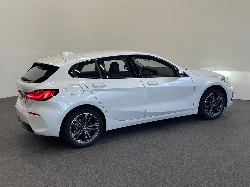 BMW-1-SERIE-118i Sportline Business Edition Automaat Navigatie Apple Carplay/Android Auto Camera Parkeersensoren Cruise Control Virtual Cock