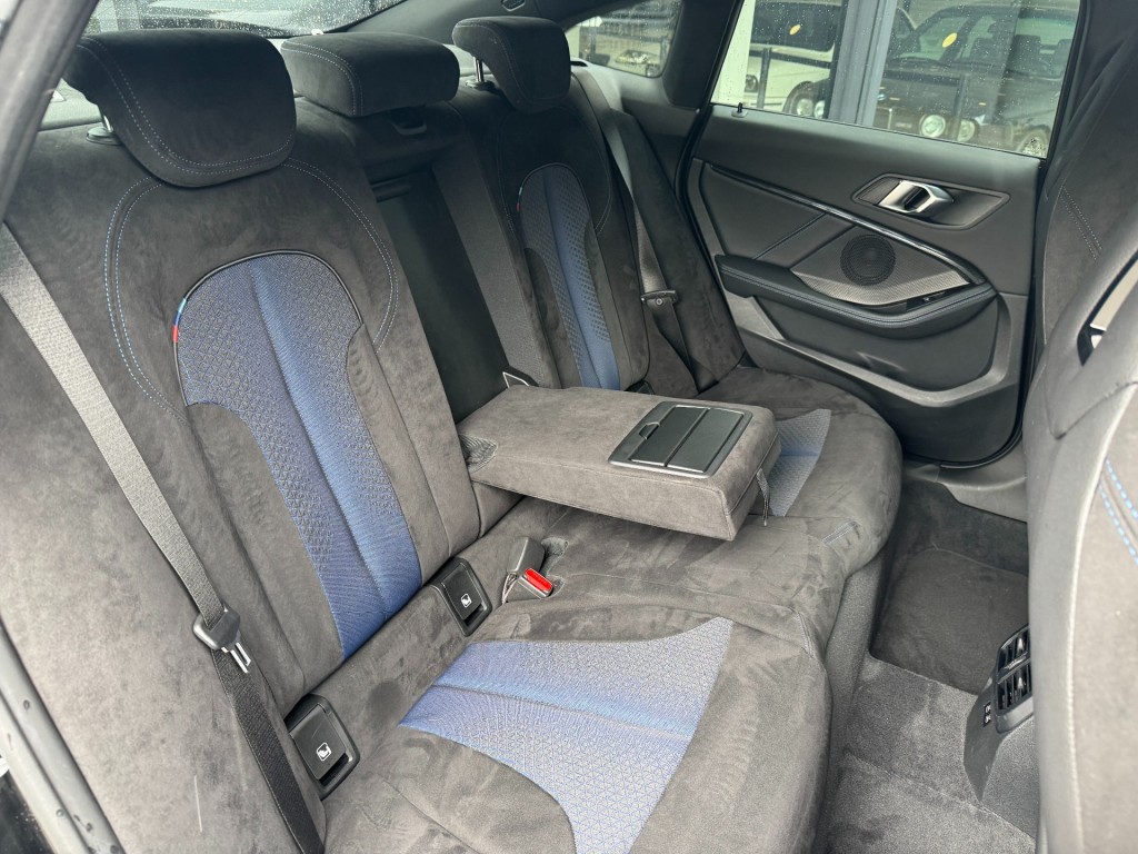 BMW-2-SERIE-220I M-Sport,LED,Schaalstoel,Lane Ass.,Carplay,Stoelverw,Camera,