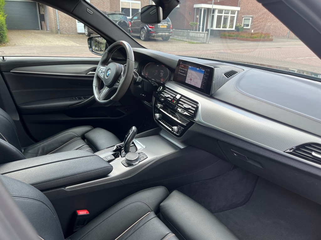 BMW-5-SERIE-TOURING 520I HIGH EXECUTIVE / SCHUIFDAK / LEDER / HARMAN-KARDON