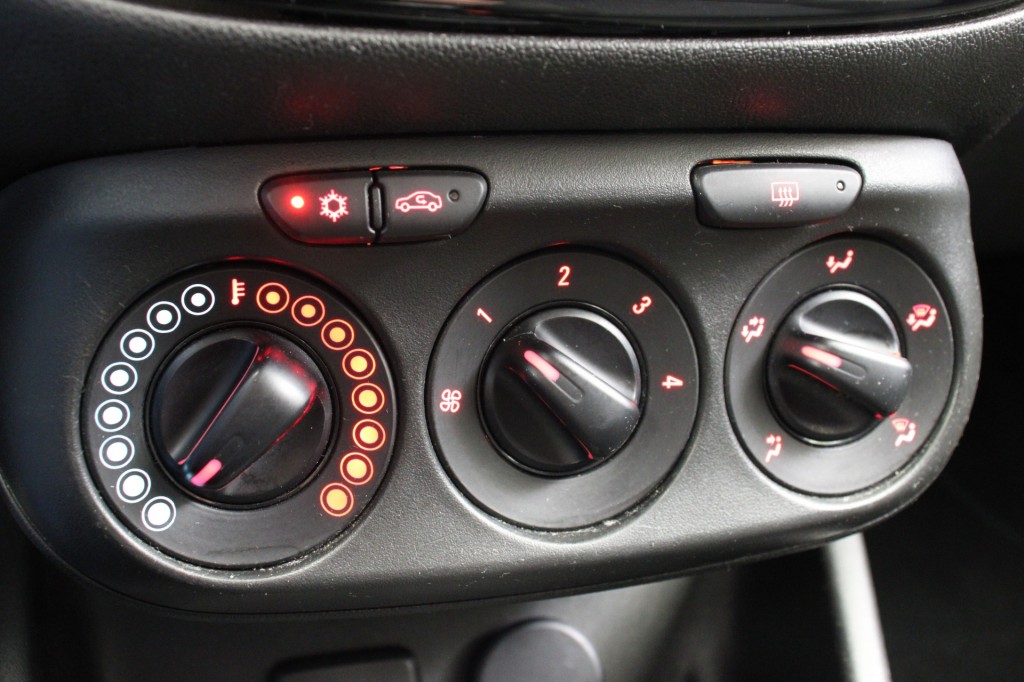 OPEL-CORSA-1.4 Favourite - Carplay, Navi, Cruise, Lichtmetalen Velgen