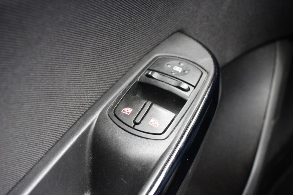OPEL-CORSA-1.4 Favourite - Carplay, Navi, Cruise, Lichtmetalen Velgen