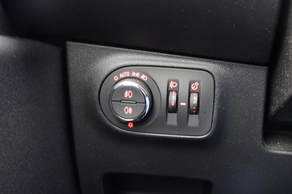 OPEL-CORSA-1.4 Favourite - Carplay, Navi, Cruise, Lichtmetalen Velgen