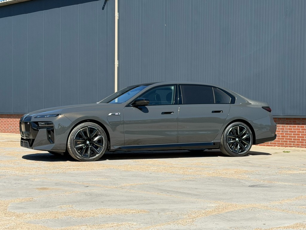 BMW-7-SERIE-M760e xDrive M-Sport Skylounge / Bowers & Wilkins