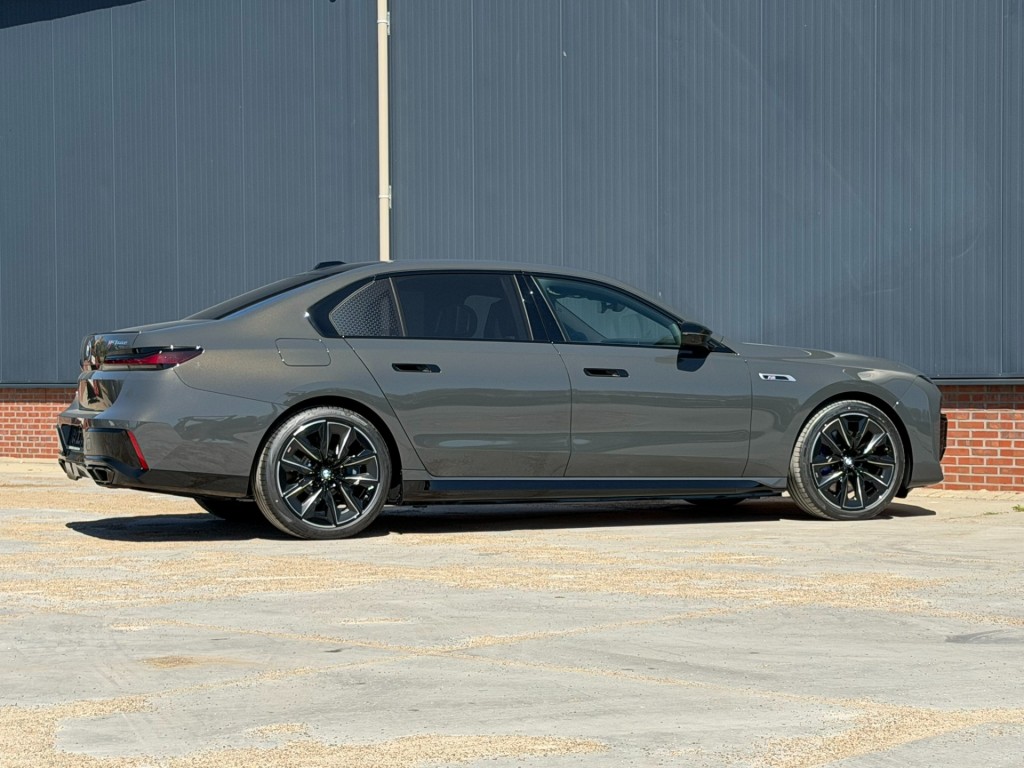 BMW-7-SERIE-M760e xDrive M-Sport Skylounge / Bowers & Wilkins