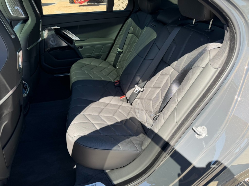 BMW-7-SERIE-M760e xDrive M-Sport Skylounge / Bowers & Wilkins