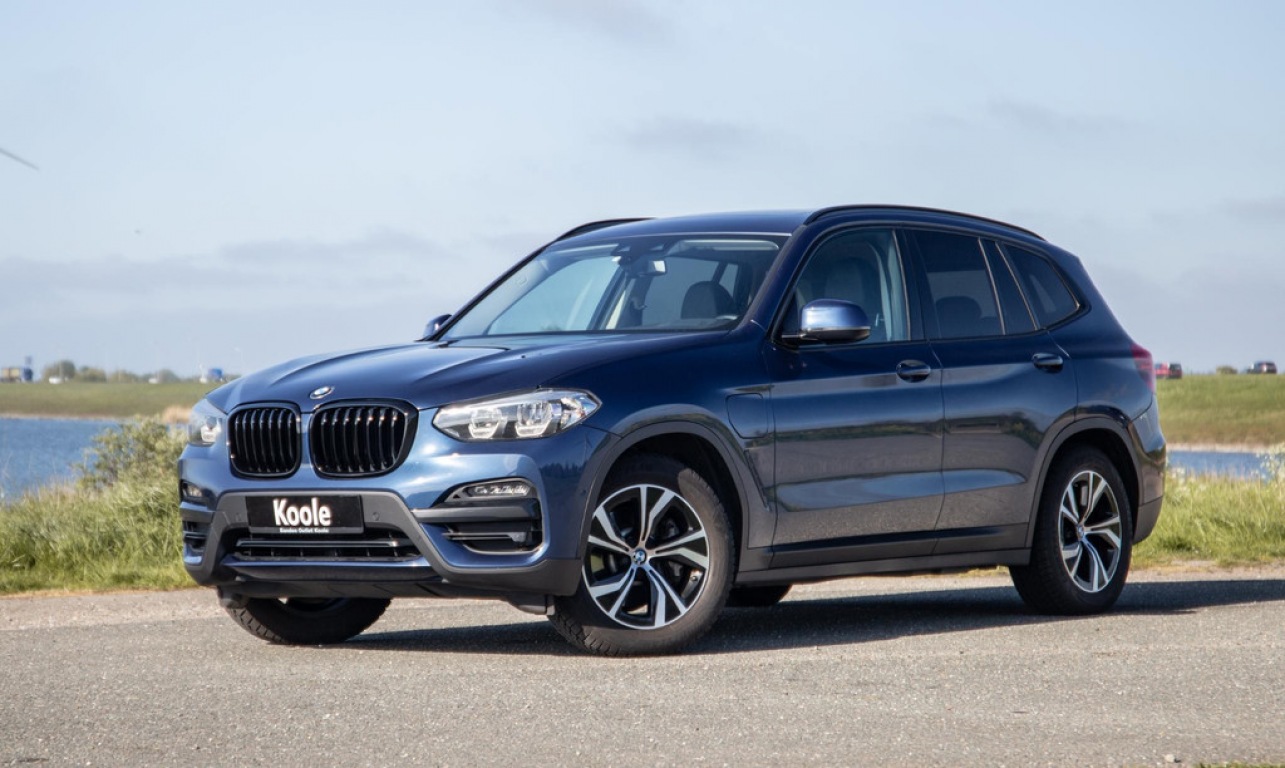 BMW-X3-xDrive30e Executive BLACK LINE / PANORAMA DAK / CARPLAY / LEER / STOELVERWARMING / CAMERA