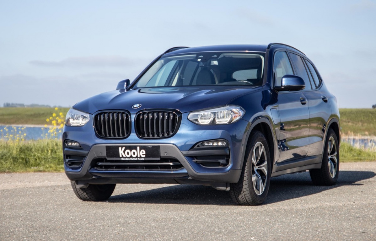 BMW-X3-xDrive30e Executive BLACK LINE / PANORAMA DAK / CARPLAY / LEER / STOELVERWARMING / CAMERA