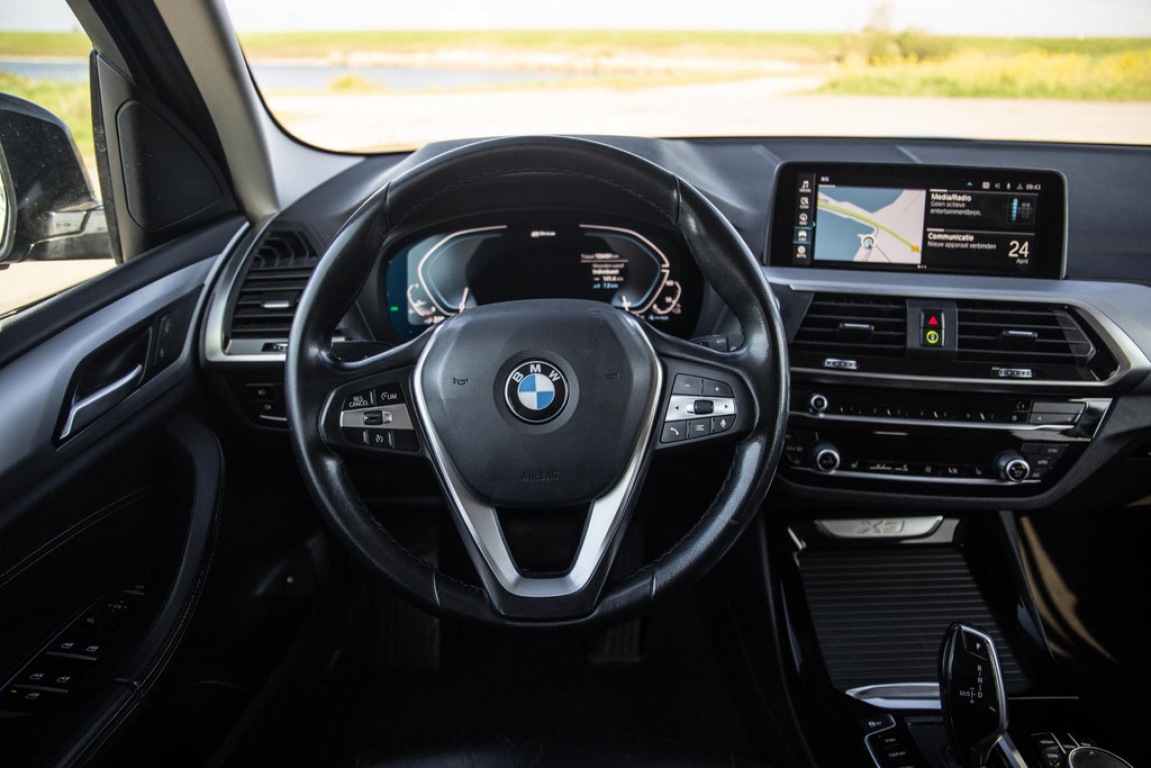 BMW-X3-xDrive30e Executive BLACK LINE / PANORAMA DAK / CARPLAY / LEER / STOELVERWARMING / CAMERA