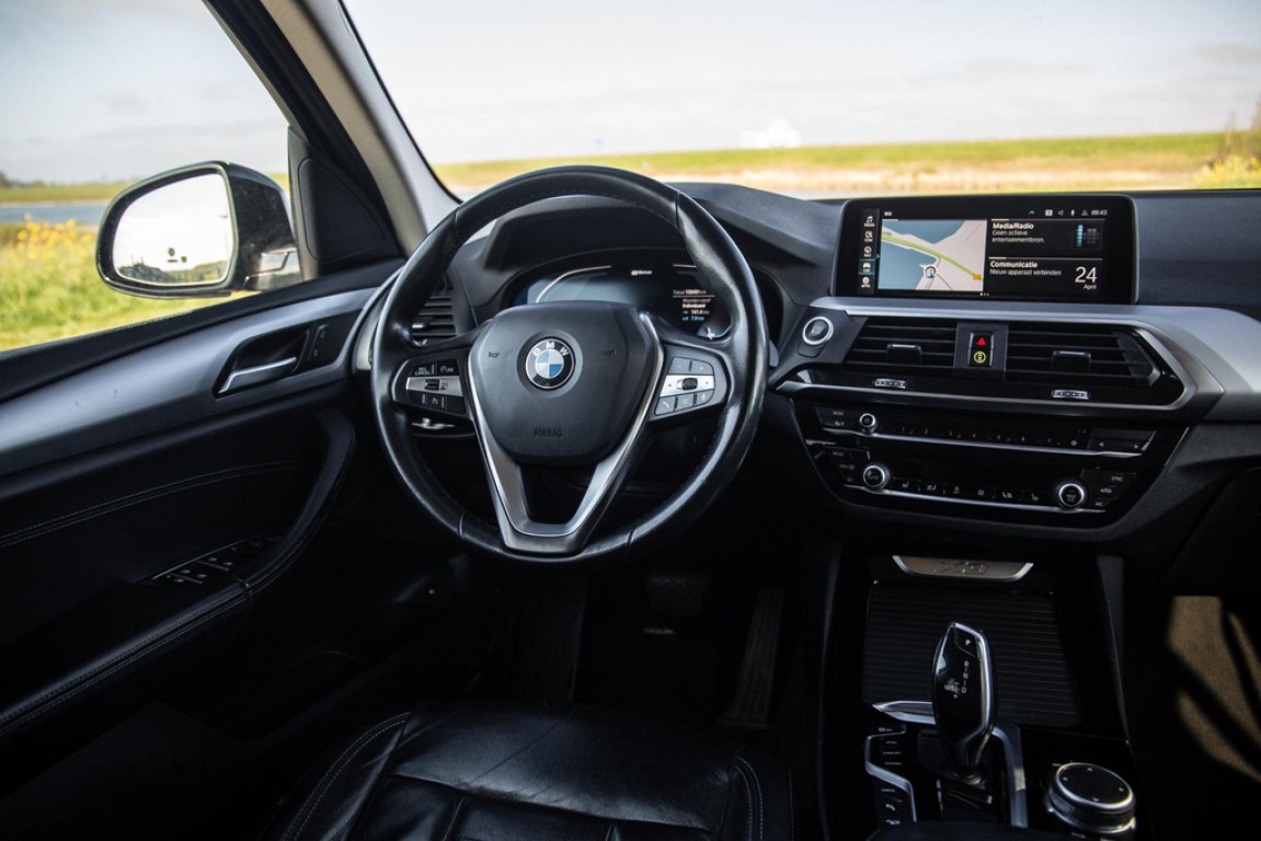 BMW-X3-xDrive30e Executive BLACK LINE / PANORAMA DAK / CARPLAY / LEER / STOELVERWARMING / CAMERA