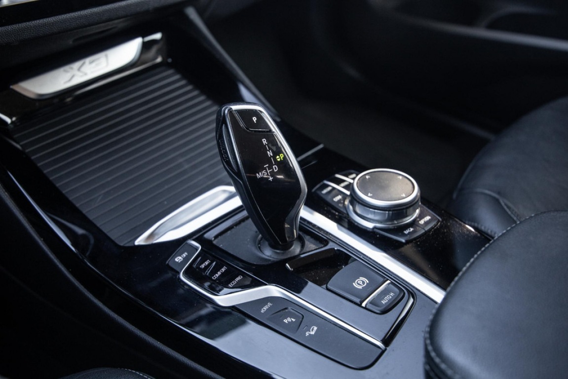 BMW-X3-xDrive30e Executive BLACK LINE / PANORAMA DAK / CARPLAY / LEER / STOELVERWARMING / CAMERA
