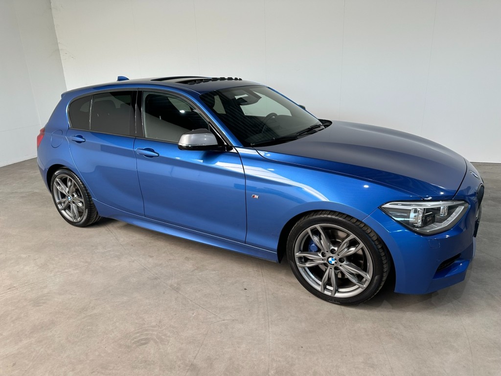 BMW-1-SERIE-M135i, Automaat, 320PK, leer,Schuifdak,Navigatie,PDC,18inch