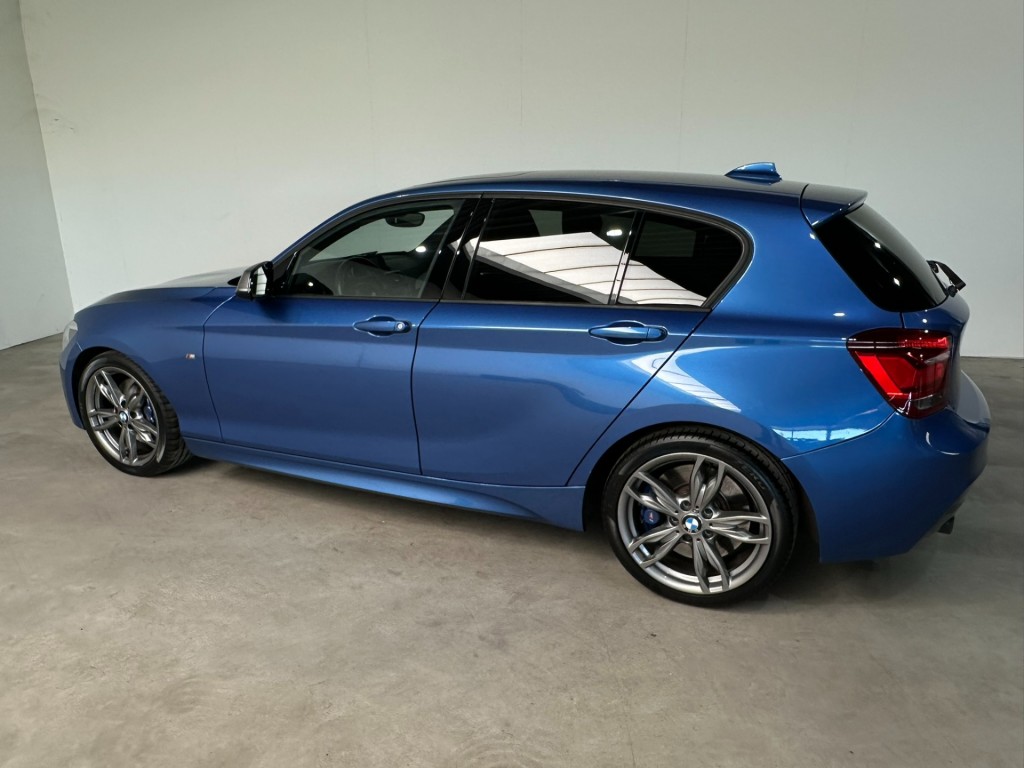 BMW-1-SERIE-M135i, Automaat, 320PK, leer,Schuifdak,Navigatie,PDC,18inch