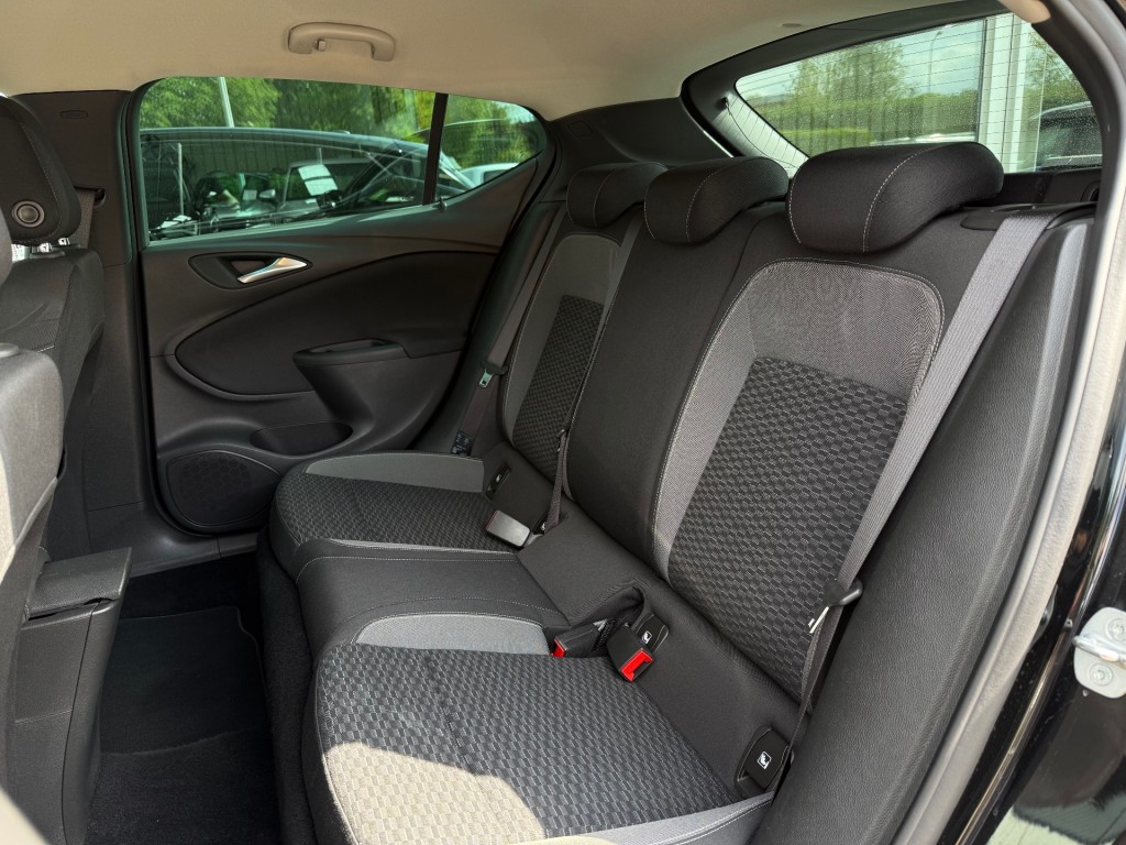 OPEL-ASTRA-1.2 Business Edition - NL Auto Cruise Airco Navi Bluetooth