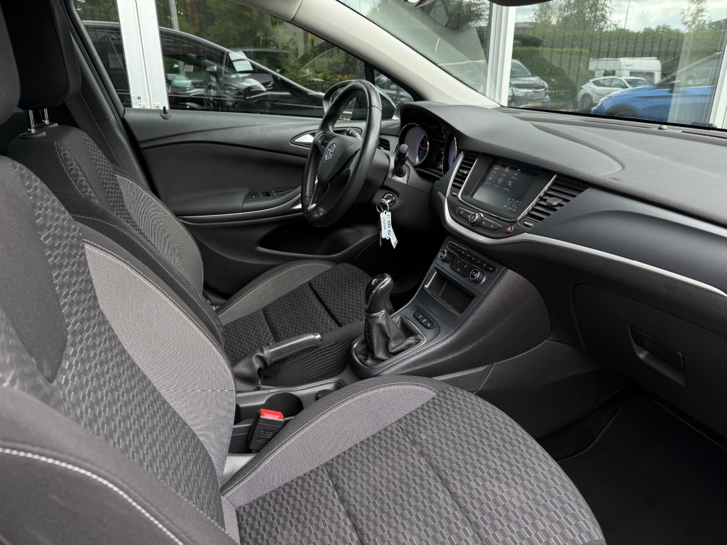 OPEL-ASTRA-1.2 Business Edition - NL Auto Cruise Airco Navi Bluetooth