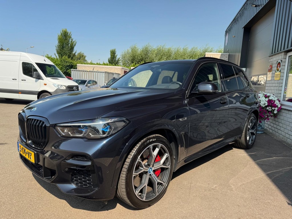 BMW-X5-XDRIVE45E M-Sport Bowers & Wilkins Pano Softclose Laser Trekhaak Mooi vol uitgevoerd!