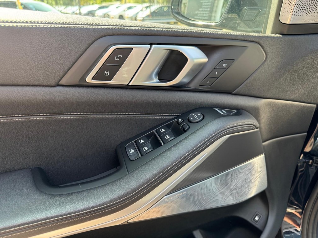 BMW-X5-XDRIVE45E M-Sport Bowers & Wilkins Pano Softclose Laser Trekhaak Mooi vol uitgevoerd!