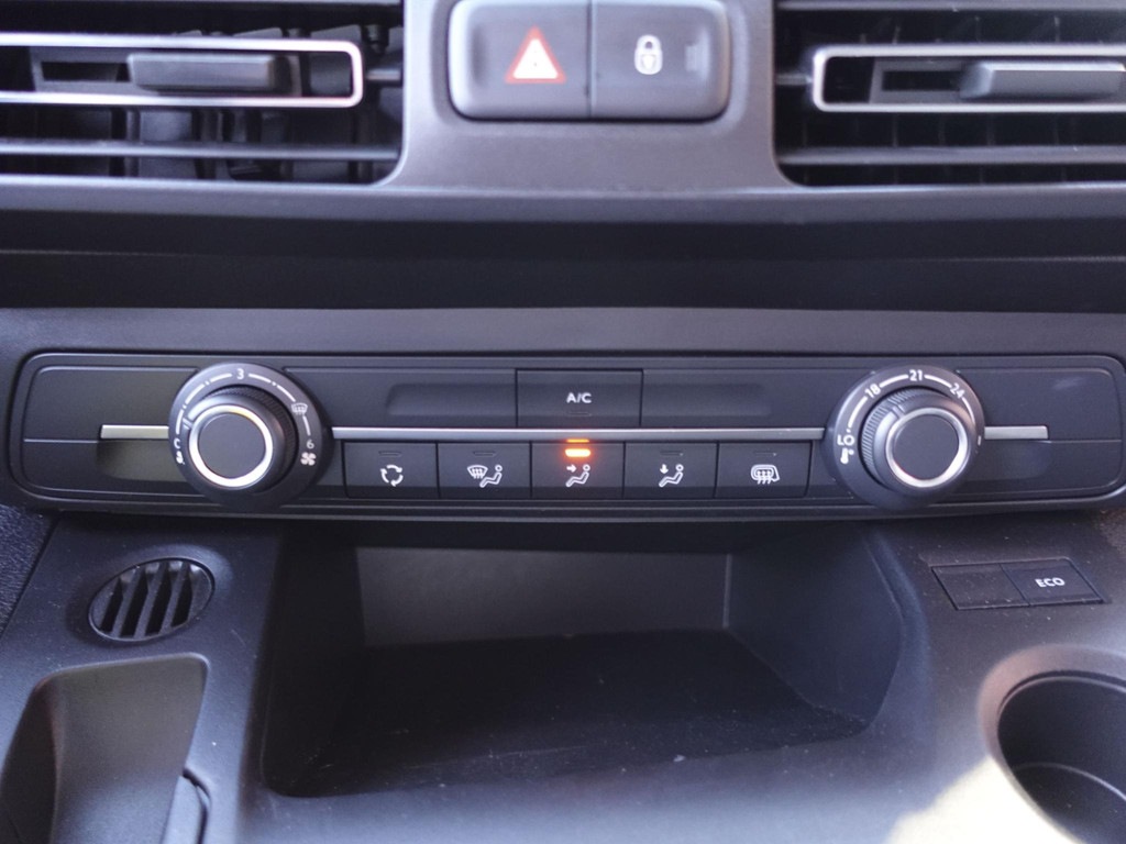 OPEL-COMBO-130pk L1H1 Automaat Sport-Edition Airco Navi Parkeersensoren Trekhaak Cruise control