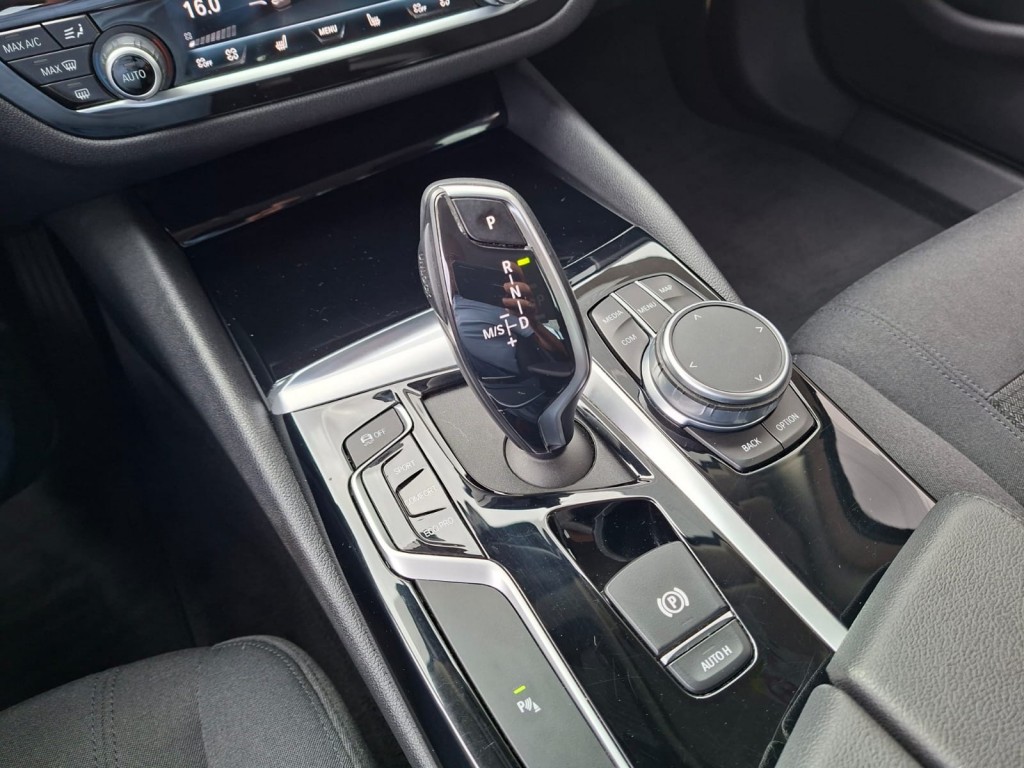 BMW-5-SERIE-520I AUTOMAAT 184PK EXECUTIVE EDITION NAVI LMV PDC-CAMERA