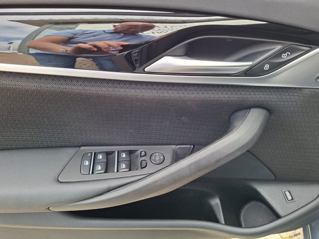 BMW-5-SERIE-520I AUTOMAAT 184PK EXECUTIVE EDITION NAVI LMV PDC-CAMERA