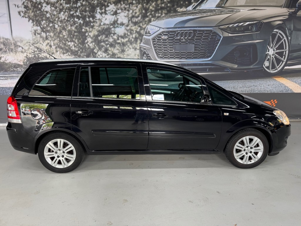 OPEL-ZAFIRA-1.6 COSMO / 7-Persoons / Bluetooth / Historie aanwezig.