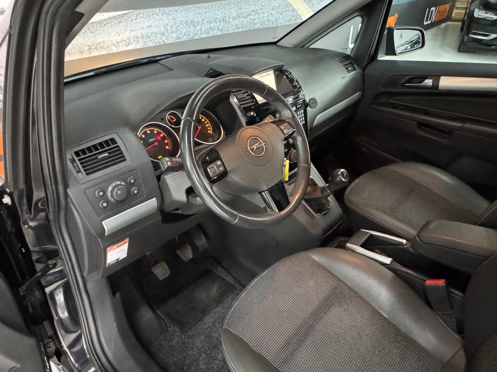 OPEL-ZAFIRA-1.6 COSMO / 7-Persoons / Bluetooth / Historie aanwezig.