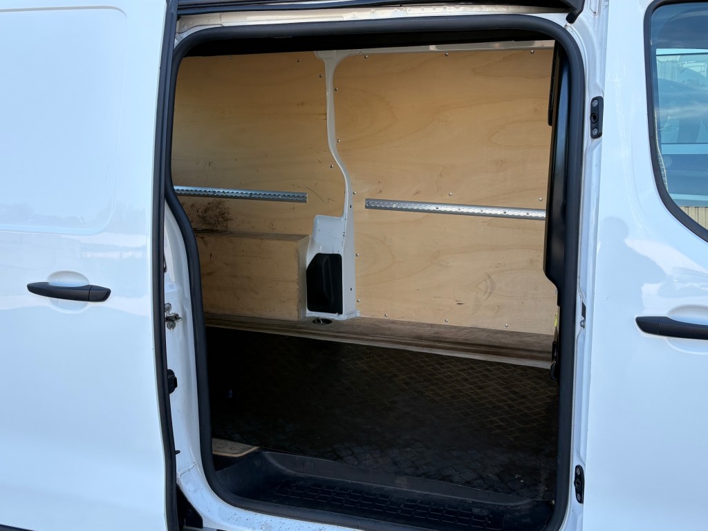 OPEL-VIVARO-E-75 kwh 136 PK L2 SOH 91,4% / Elektrisch / PDC  / Trekhaak / Cruise / Dodehoek Camera
