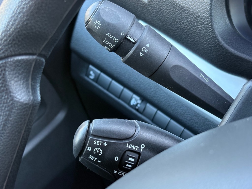 OPEL-VIVARO-E-75 kwh 136 PK L2 SOH 91,4% / Elektrisch / PDC  / Trekhaak / Cruise / Dodehoek Camera