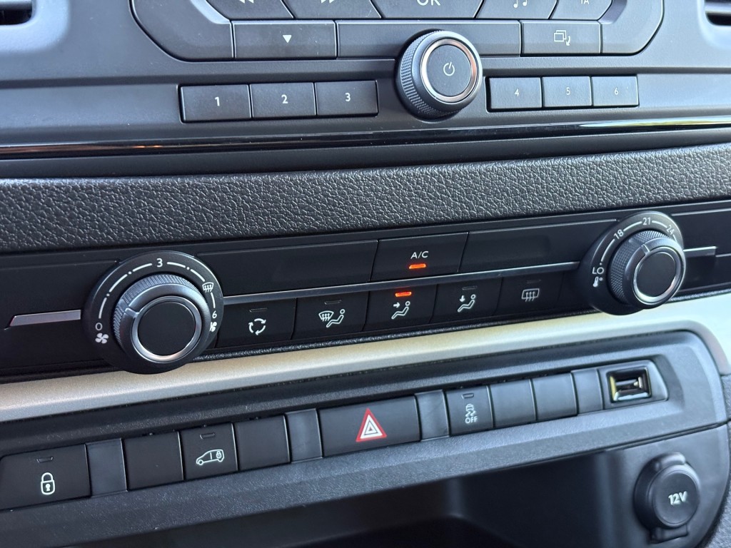 OPEL-VIVARO-E-75 kwh 136 PK L2 SOH 91,4% / Elektrisch / PDC  / Trekhaak / Cruise / Dodehoek Camera