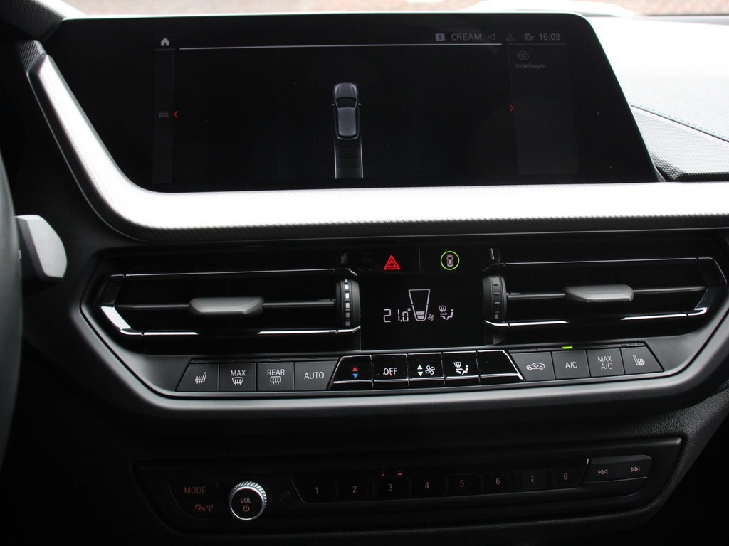 BMW-1-SERIE-118i M-Sport Climate Control Cruise control Stoelverwarming LED Parkeersensoren Apple carplay / Andriod auto Navigatie
