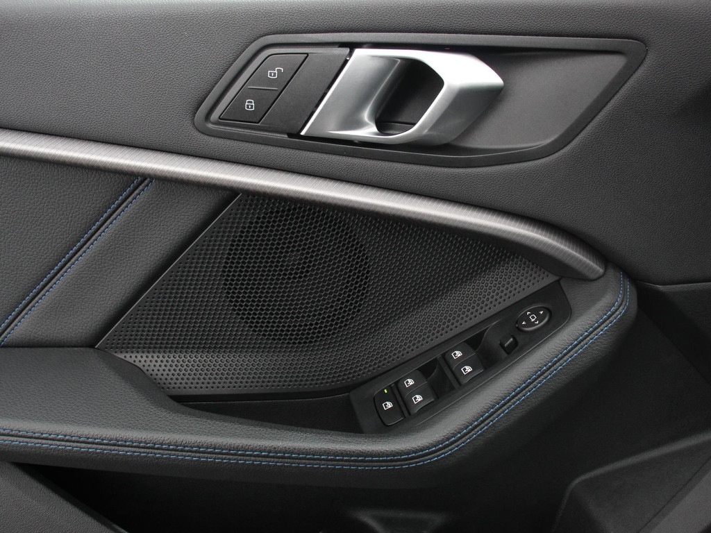 BMW-1-SERIE-118i M-Sport Climate Control Cruise control Stoelverwarming LED Parkeersensoren Apple carplay / Andriod auto Navigatie