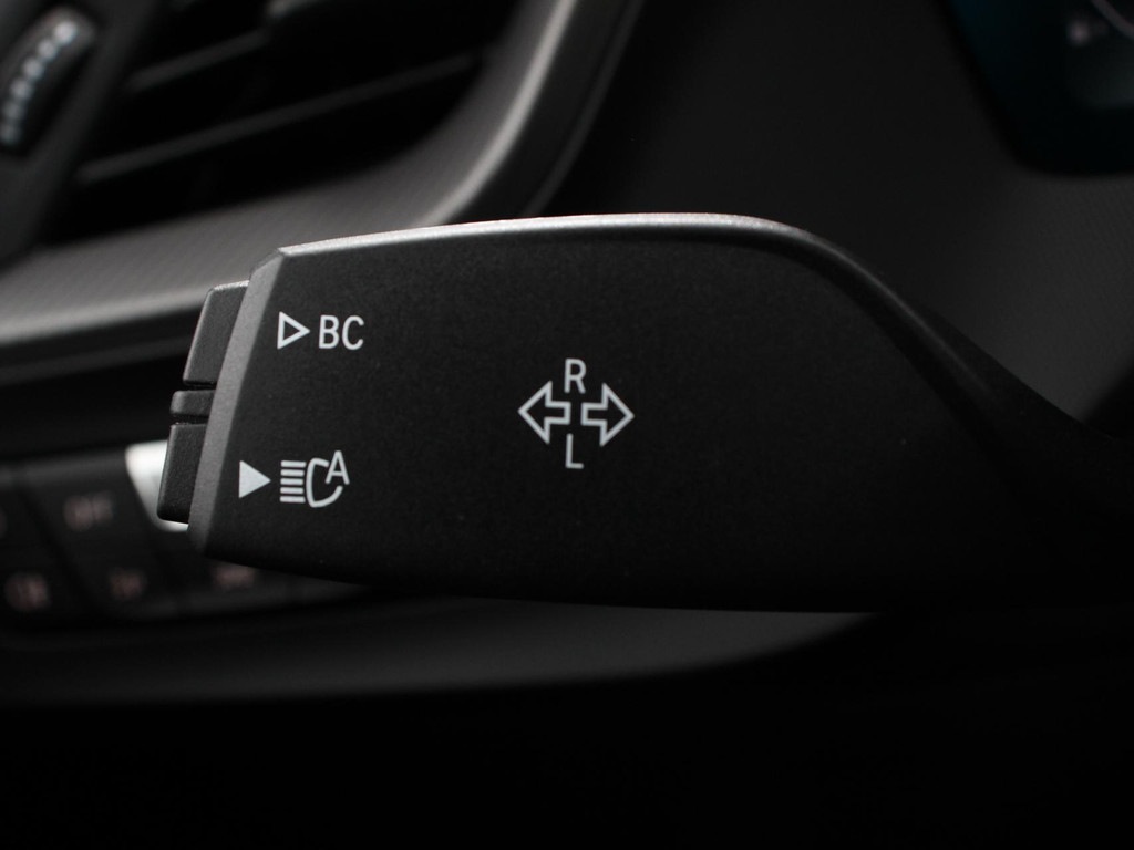 BMW-1-SERIE-118i M-Sport Climate Control Cruise control Stoelverwarming LED Parkeersensoren Apple carplay / Andriod auto Navigatie