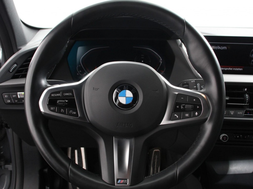 BMW-1-SERIE-118i M-Sport Climate Control Cruise control Stoelverwarming LED Parkeersensoren Apple carplay / Andriod auto Navigatie