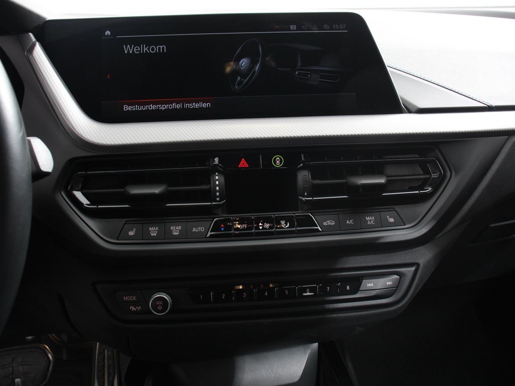 BMW-1-SERIE-118i M-Sport Climate Control Cruise control Stoelverwarming LED Parkeersensoren Apple carplay / Andriod auto Navigatie