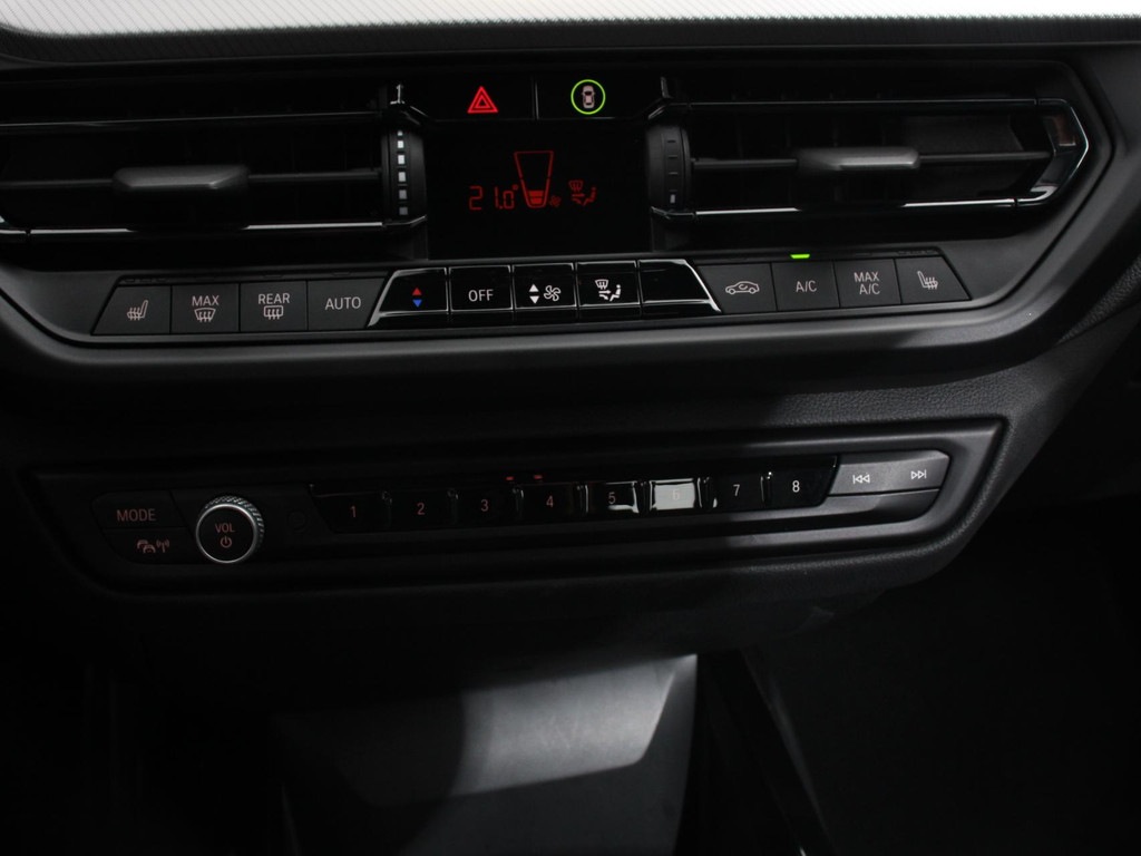 BMW-1-SERIE-118i M-Sport Climate Control Cruise control Stoelverwarming LED Parkeersensoren Apple carplay / Andriod auto Navigatie